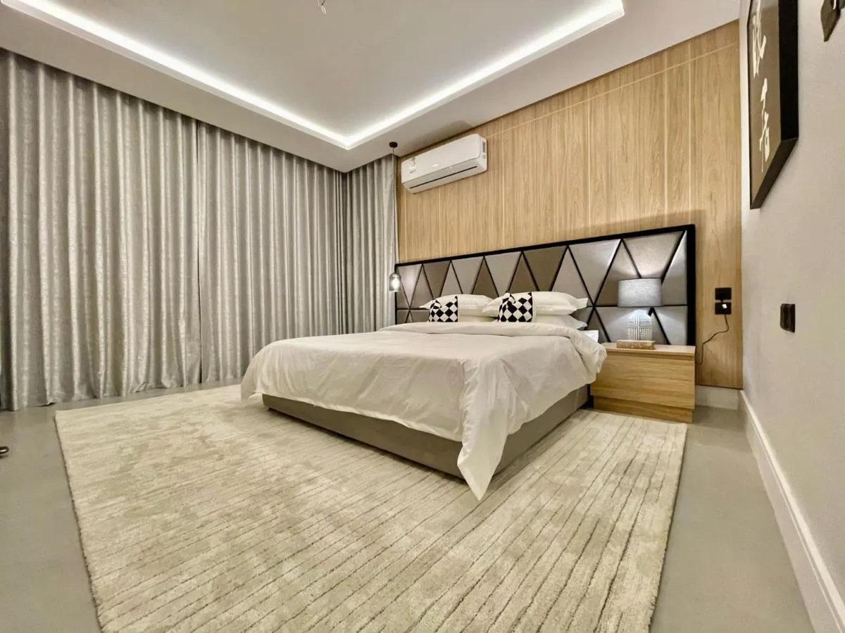 Image 1 of C Living – Executive – AQIQ