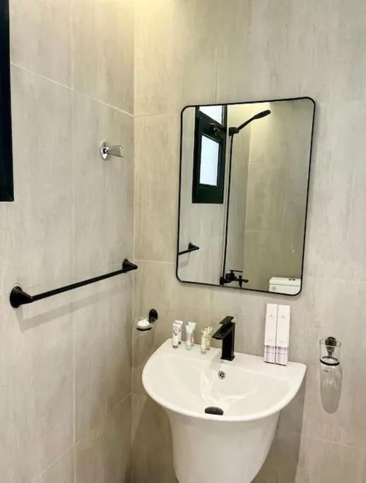 Image 3 of Spacious new 2 bedroom Apt-in amazing location B33