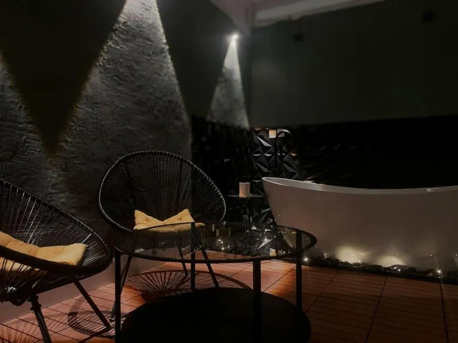 Image 2 of Studio with Outdoor Banio