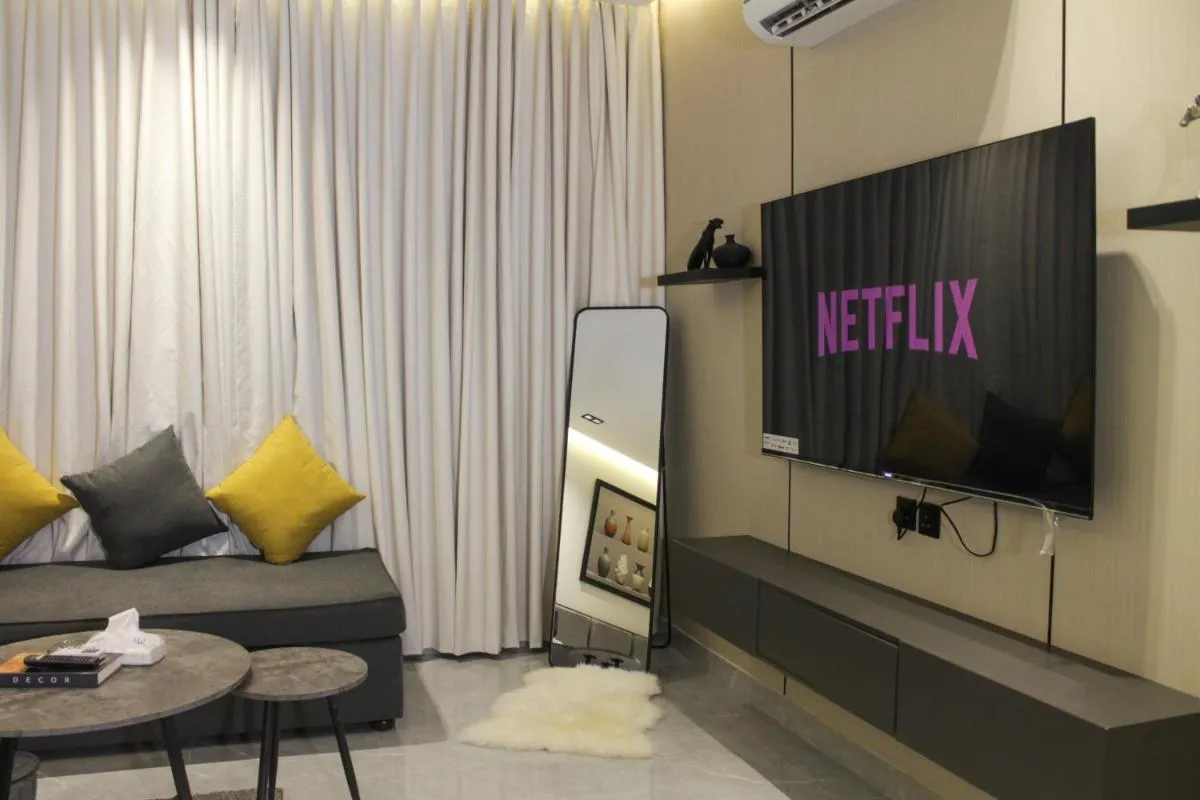 Image 2 of A Luxurious and modern studio with side seating
