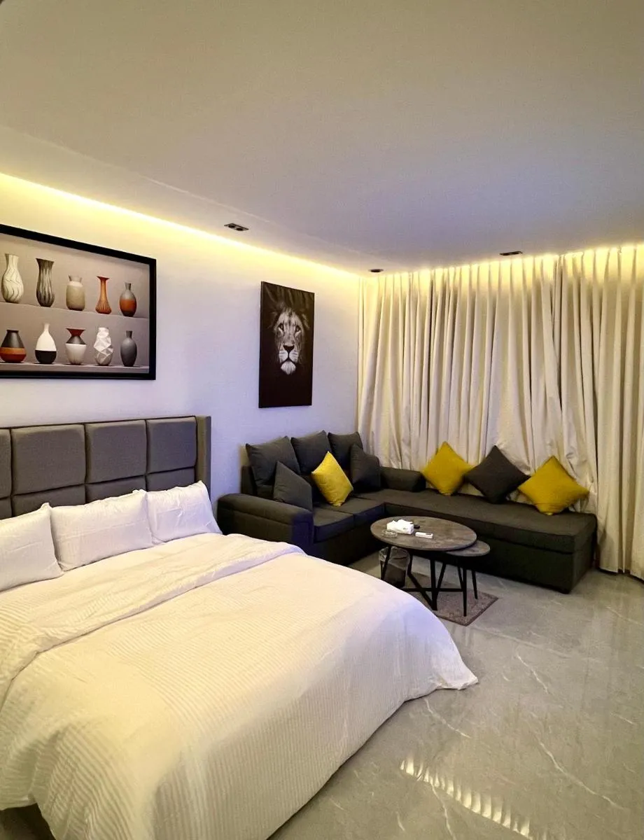 Image 4 of A Luxurious and modern studio with side seating