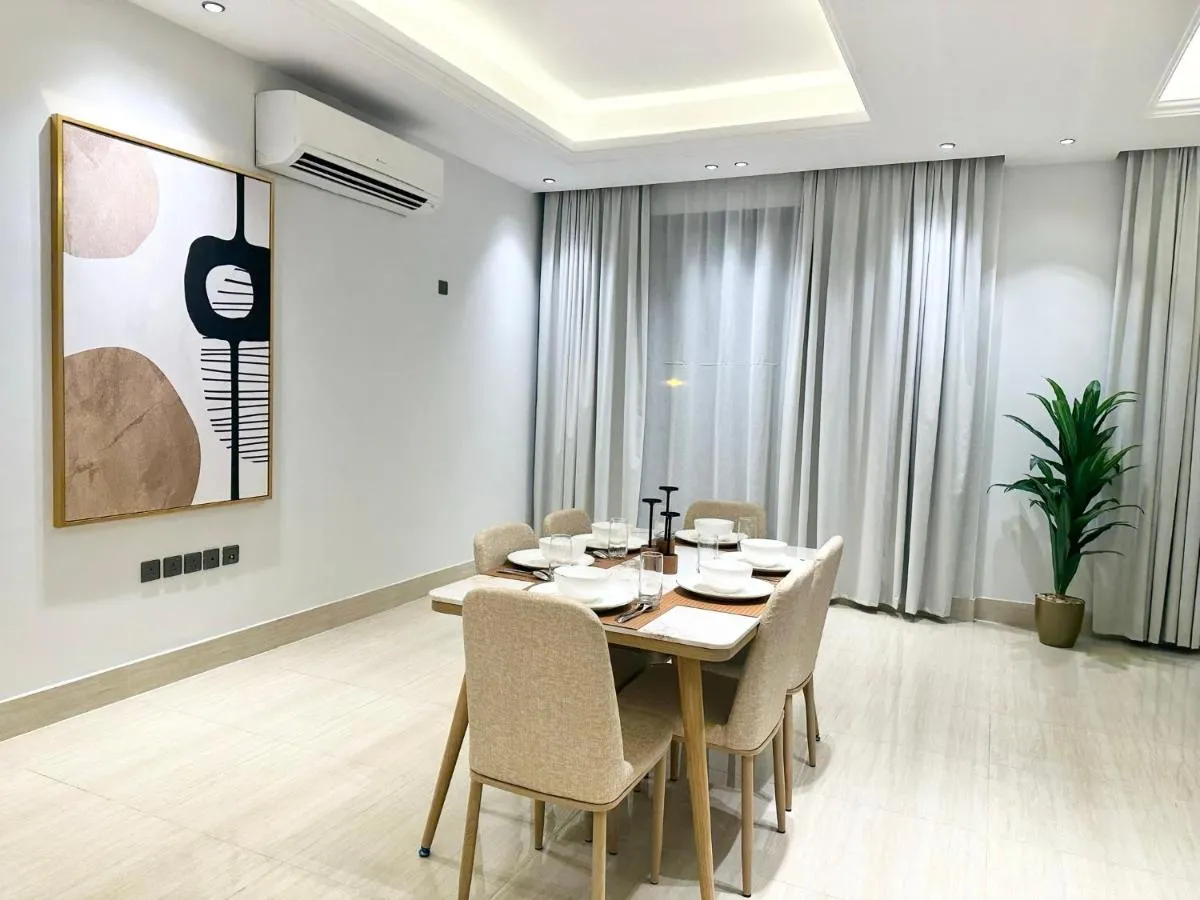 Image 3 of Luxurious 3 Bedroom Apartment – 5 minutes to Boulevard