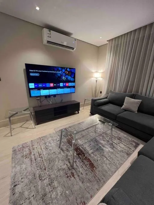Image 6 of Modern 3 Bedroom Flat
