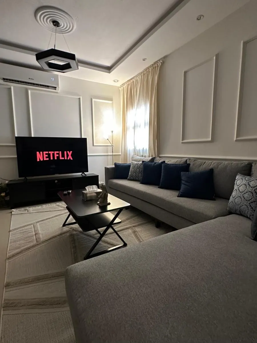 Image 3 of Modern & Cozy Apartment – 2