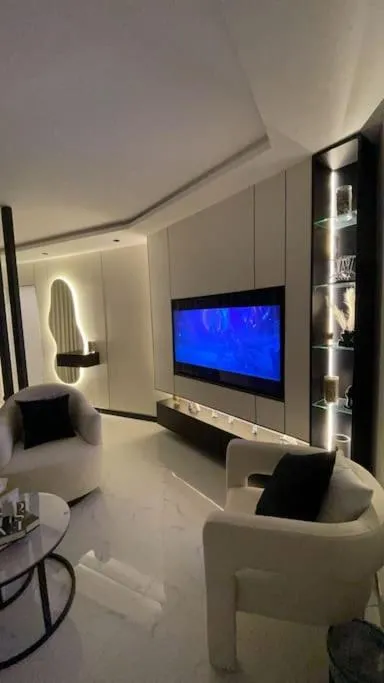 Image of Modern studio Self entry