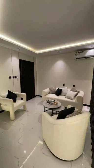 Image 3 of Modern studio Self entry