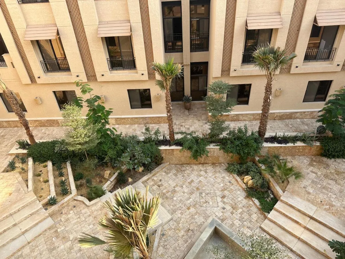 Image 2 of شقة فاخرة 3 غرف نوم وشرفة على الحديقة