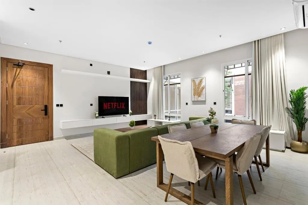 Image 1 of GR- Modern and High-End 3Bdr Apartment self-entry