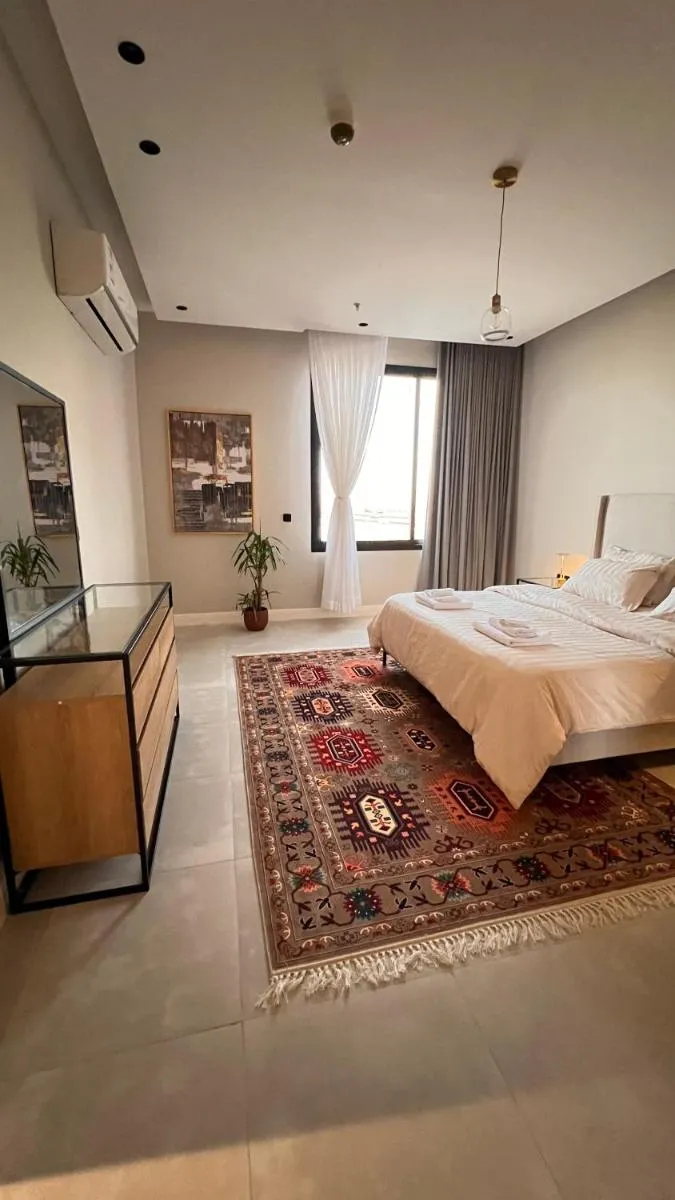 Image 6 of Luxury Three Bedroom Apartment with Trans