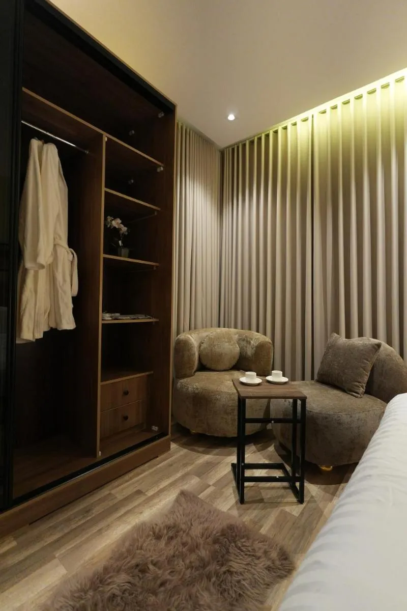 Image 3 of Stylish 2 Bedroom Apartment and Sitting Room Jacuzzi available