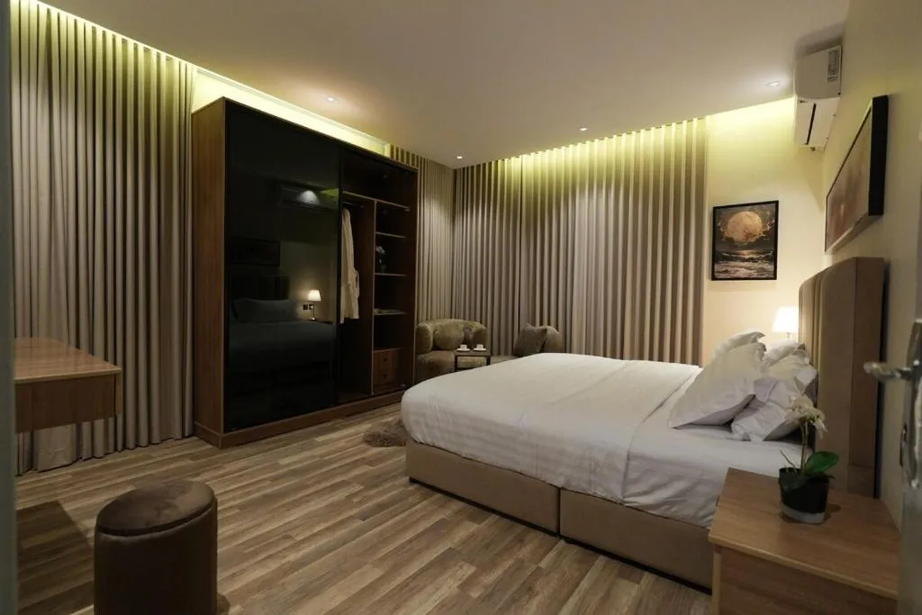 Image of Stylish 2 Bedroom Apartment and Sitting Room Jacuzzi available