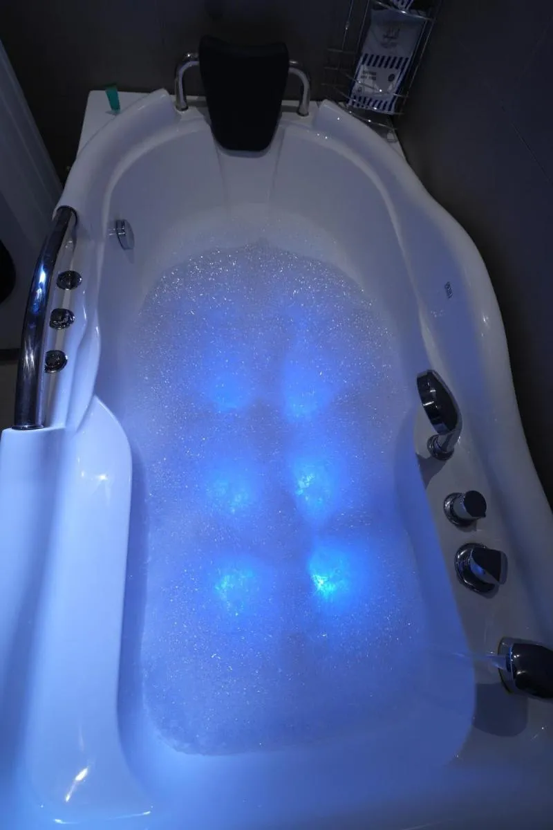 Image 6 of Stylish 2 Bedroom Apartment and Sitting Room Jacuzzi available