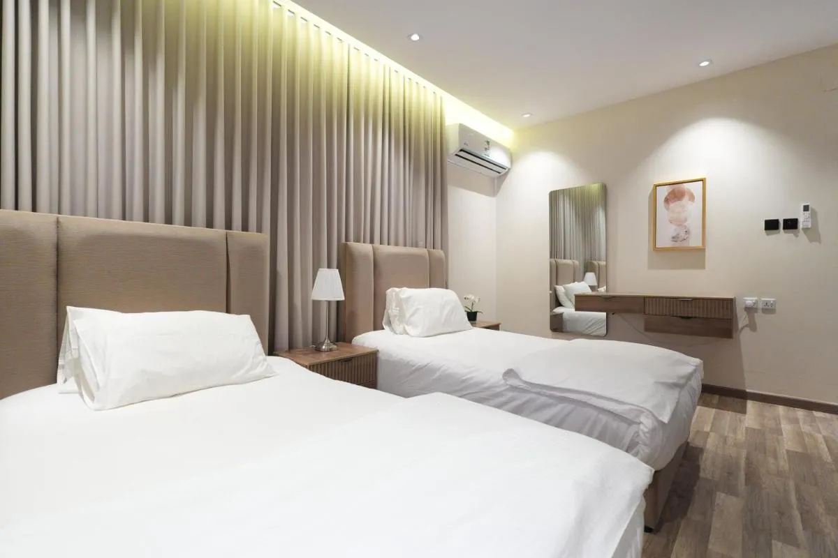 Image 5 of Stylish 2 Bedroom Apartment and Sitting Room Jacuzzi available