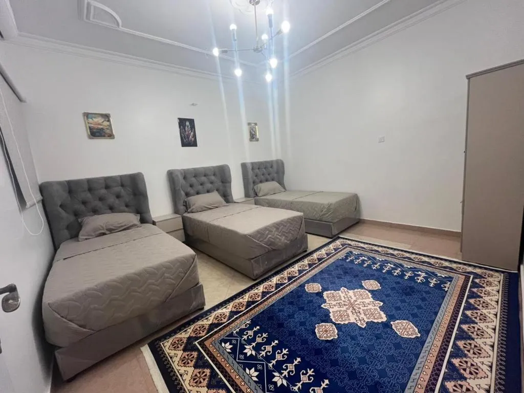 Image of شقة عائلية من أربع غرف نوم وصالة ومجلس ومطبخ تفتح الغرف حسب عدد النزلاء في الحجز