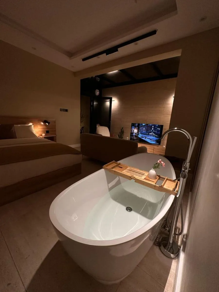 Image 2 of استديو سكاي لايت وتراس خارجي